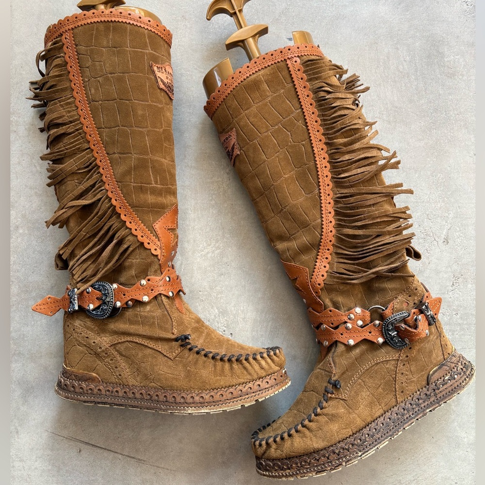 El Vaquero Silverstone Suede Fringed Tall Wedge Belted Moccasin Boots - Picture 2 of 16